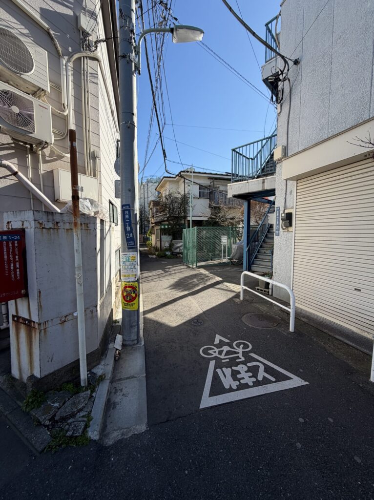 武蔵小山菓子や彦一の店前道路