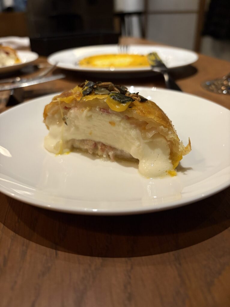 武蔵小山のイタリアン「GOLDEN CHIME」のパイ包