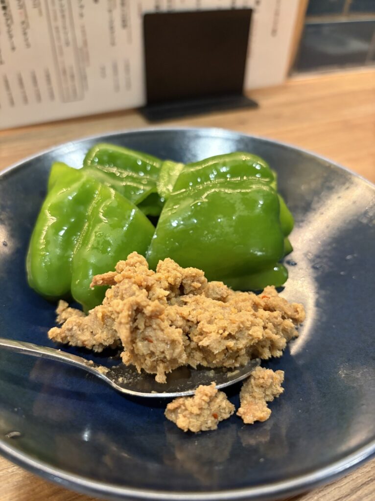 「東京MEAT酒場 武蔵小山店」の自家製肉味噌のパリパリピーマン