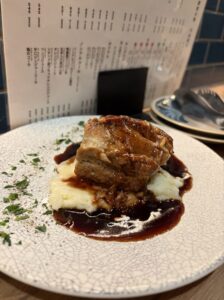 「東京MEAT酒場 武蔵小山店」のお箸で崩れる旨トロ角煮