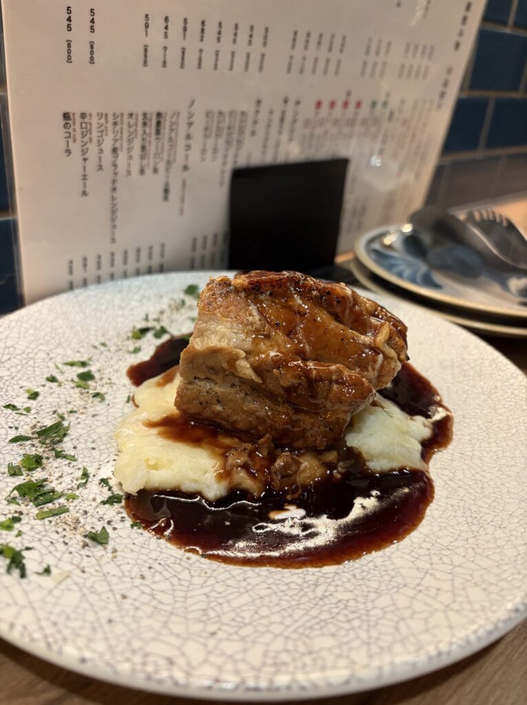 「東京MEAT酒場 武蔵小山店」のお箸で崩れる旨トロ角煮